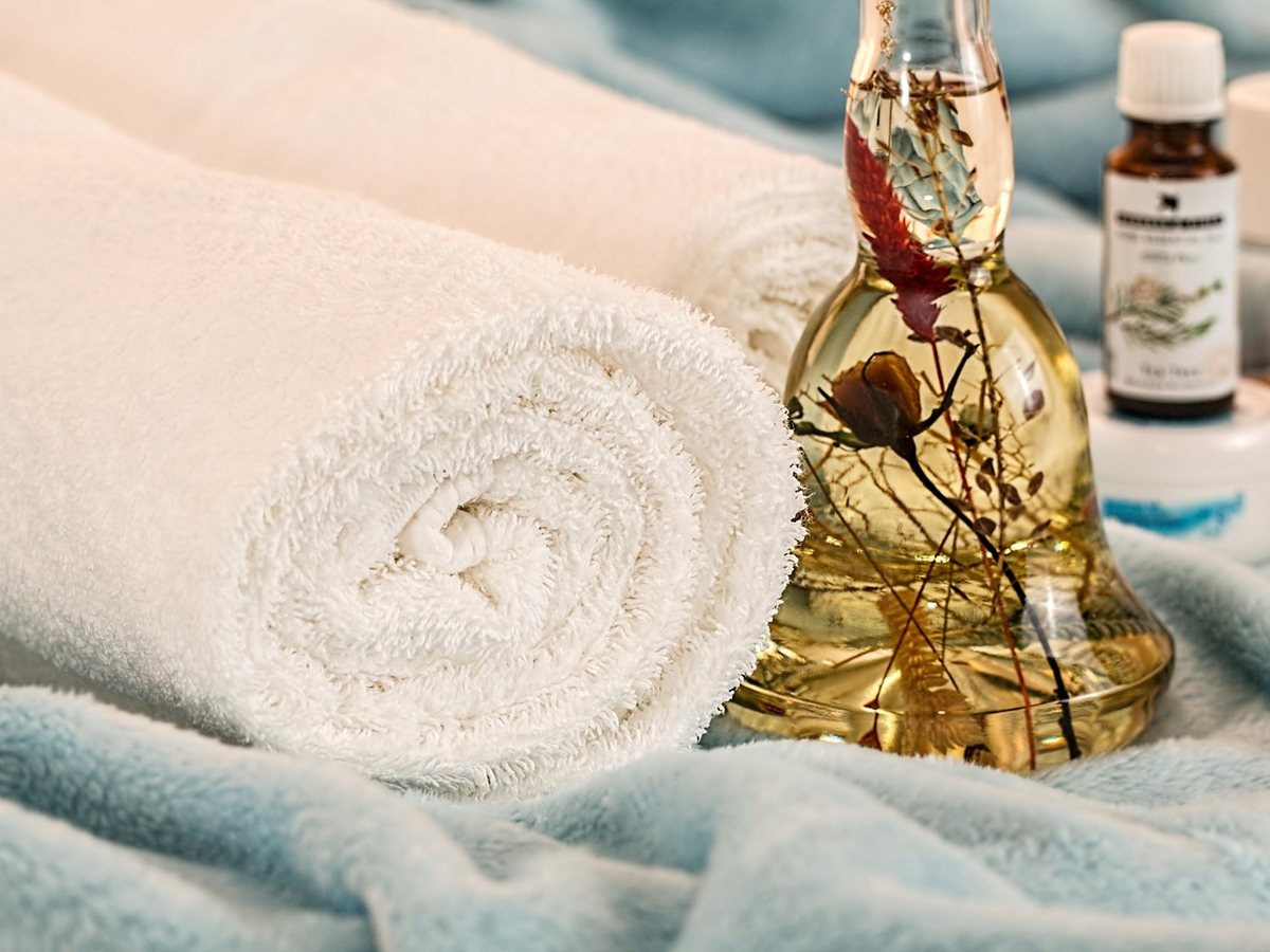 Huiles essentielles, pierres et serviette pour un massage relaxant