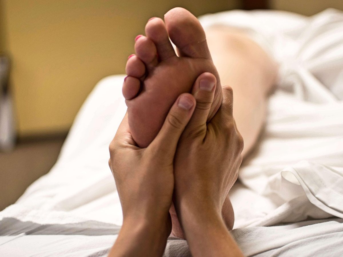 Massage des pieds tout en douceur