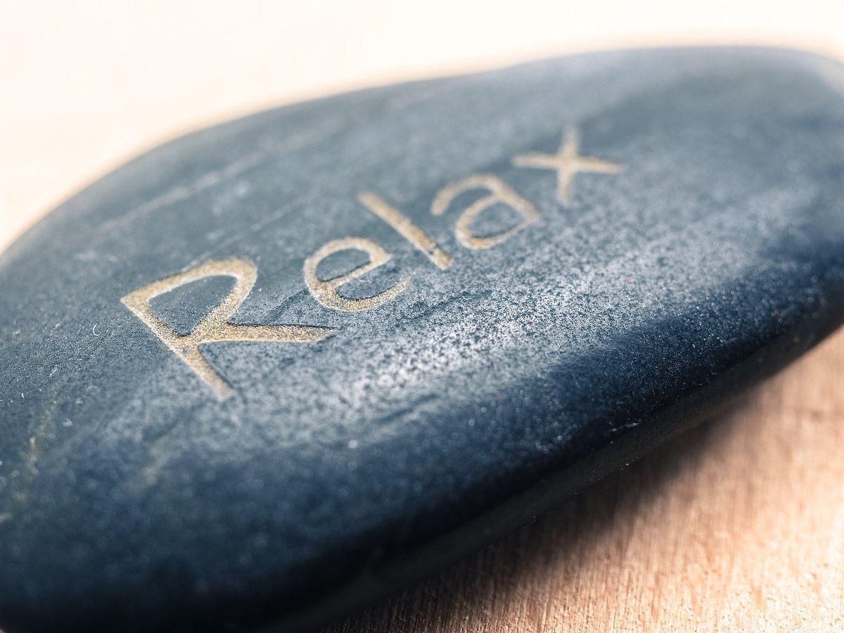 Pierres chaudes alignées pour un massage enveloppant